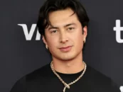 Hudson Williams montre ses fesses et porte un masque de chiot dans la scène de sexe de Yaga