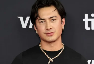 Hudson Williams montre ses fesses et porte un masque de chiot dans la scène de sexe de Yaga