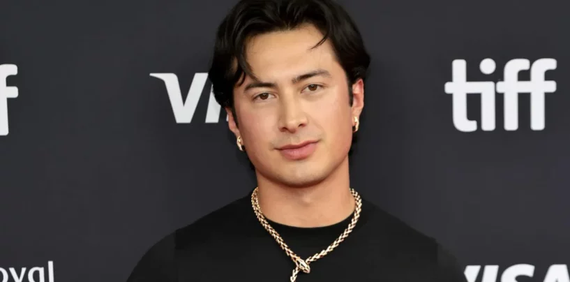 Hudson Williams montre ses fesses et porte un masque de chiot dans la scène de sexe de Yaga