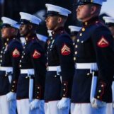 Pete Hegseth veut que les troupes trans disparaissent. Les commissions d'examen de l'US Navy et de l'USMC continuent de trouver des raisons de les conserver