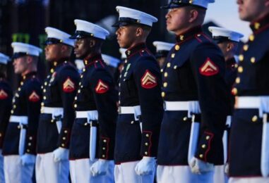 Pete Hegseth veut que les troupes trans disparaissent. Les commissions d'examen de l'US Navy et de l'USMC continuent de trouver des raisons de les conserver