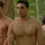 Benito Skinner taquine une relation torride dans Overcompensating saison 2