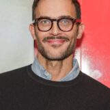Cheyenne Jackson veut aider les acteurs qui sont à « un emploi » de l'assurance maladie