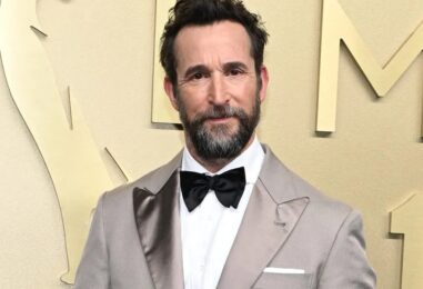 Qui est Noah Wyle, l'acteur musclé qui vient d'être nommé homme le plus sexy de l'année par People ?