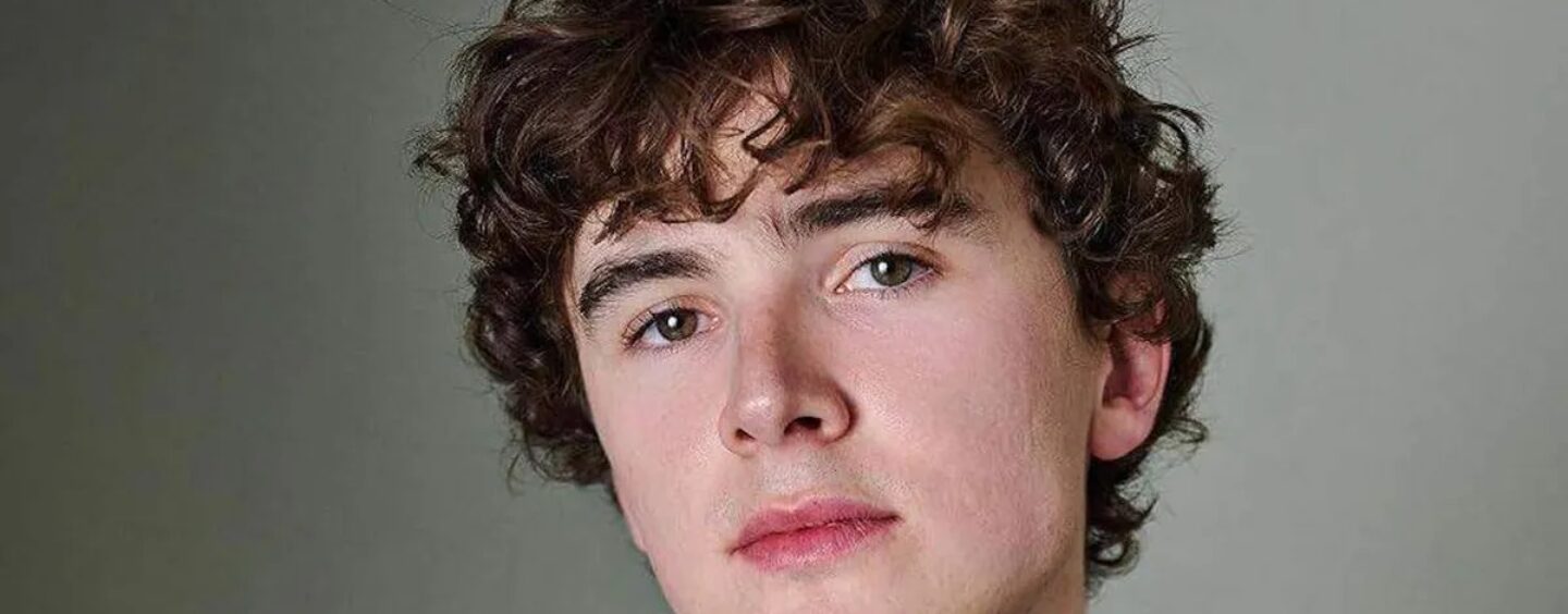 La série Harry Potter présente un acteur cis qui jouait auparavant une fille trans