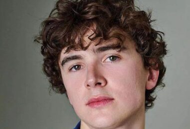 La série Harry Potter présente un acteur cis qui jouait auparavant une fille trans