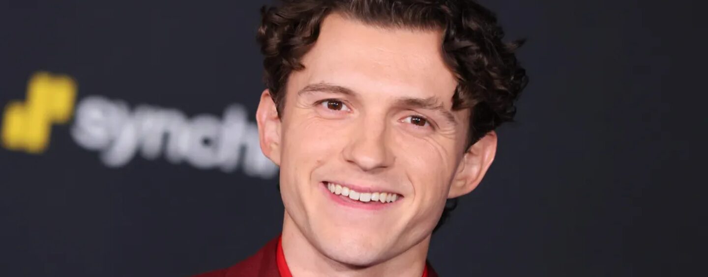 Tom Holland ne porte rien d'autre qu'une serviette dans une vidéo virale sexy