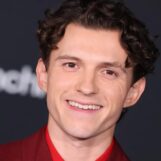 Tom Holland ne porte rien d'autre qu'une serviette dans une vidéo virale sexy